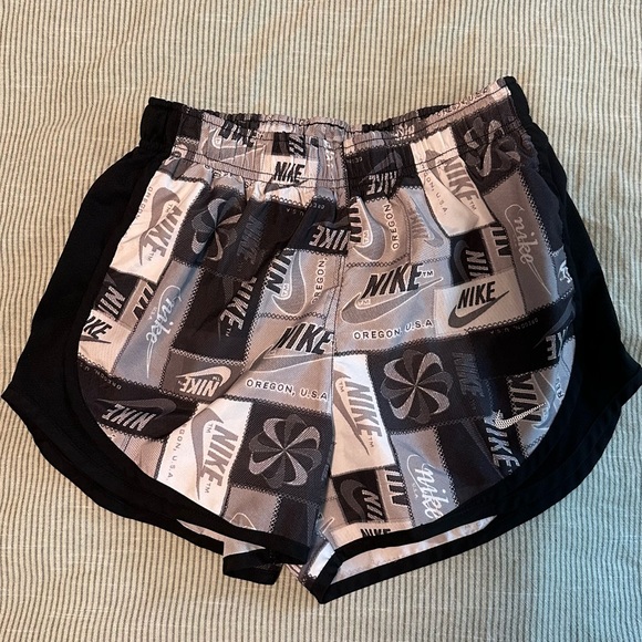 Host pick 💕Nike DriFit Gray Black and White Shorts Running XS - Picture 1 of 4